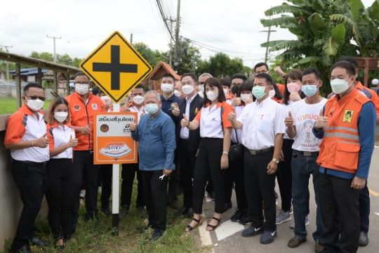 ติดตั้งป้ายเตือนภัย-ตีเส้นจราจร ลดความเสี่ยงถนนชุมชนบ้านหนุน อ.สอง จ.แพร่